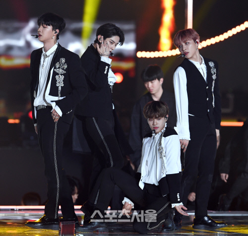 AB6IX가 30일 서울 고척스카이돔에서 열린 제29회 하이원 서울가요대상 시상식에서 열정적인 공연을 선보이고 있다. 박진업기자 upandup@sportsseoul.com