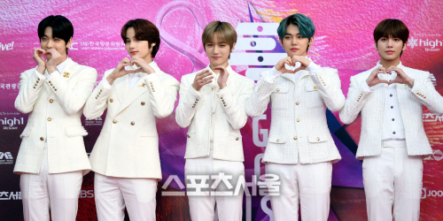 투모로우바이투게더가 30일 서울 고척 스카이돔에서 열린 제29회 하이원 서울가요대상 시상식 레드카펫 행사에서 포즈를 취하고 있다. 최승섭기자 thunder@sportsseoul.com