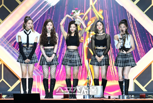 걸그룹 ITZY(있지)가 30일 서울 고척스카이돔에서 열린 제29회 하이원 서울가요대상 시상식에서 신인상을 수상한 뒤 소감을 밝히고 있다. 박진업기자 upandup@sportsseoul.com