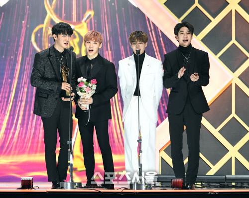 AB6IX가 30일 서울 고척스카이돔에서 열린 제29회 하이원 서울가요대상 시상식에서 신인상을 수상한 뒤 소감을 밝히고 있다. 박진업기자 upandup@sportsseoul.com