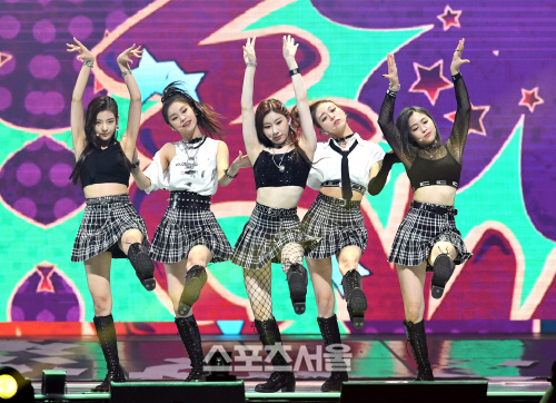 걸그룹 ITZY(있지)가 30일 서울 고척스카이돔에서 열린 제29회 하이원 서울가요대상 시상식에서 열정적인 공연을 선보이고 있다. 있지는 신인상을 수상했다. 박진업기자 upandup@sportsseoul.com