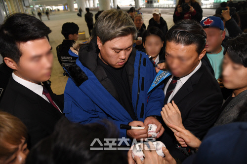 메이저리그 토론토 블루제이스로 이적한 류현진이 30일 오후 인천국제공항 제2터미널을 통해 귀국한 뒤 팬들에게 사인을 해주고 있다. 인천국제공항 | 박진업기자 upandup@sportsseoul.com