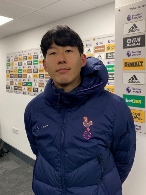 손흥민이 16일 울버햄튼전이 끝난 후 믹스트존에서 취재진과 인터뷰하고 있다. 울버햄튼 | 이동현통신원