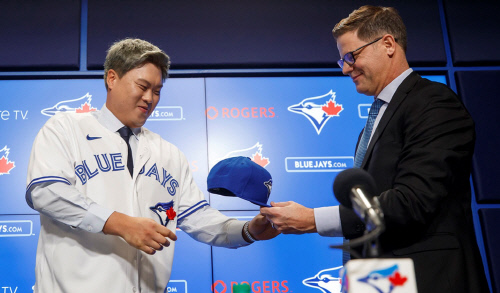 류현진이 입단 기자회견에서 모자를 받고 있다. 출처=스포츠넷 캐나다