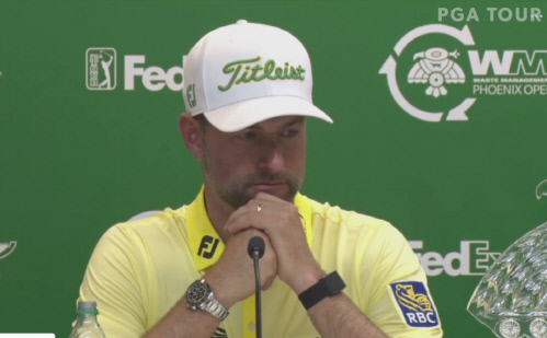 피닉스 오픈 우승자인 웨브 심프슨이 우승 기자회견 도중 취재진의 질문을 진지한 표정으로 듣고 있다. 출처=PGA투어닷컴