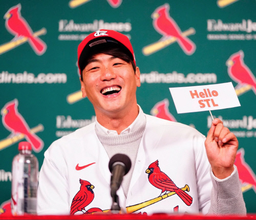 세인트루이스 입단식에서 활짝 웃고 있는 김광현 | 세인트루이스 공식 트위터 캡처