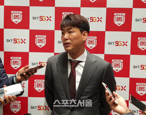 취재진과 인터뷰하고 있는 김광현.