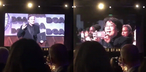 봉준호 감독(오른쪽)이 지난 1월 25일 개최된 제 72회 미국감독조합상 시상식에서 쿠엔틴 타란티노 감독이 단상에 오르자 흥분한 얼굴로 사진을 찍고 있다. 출처|미국감독조합상 시상식