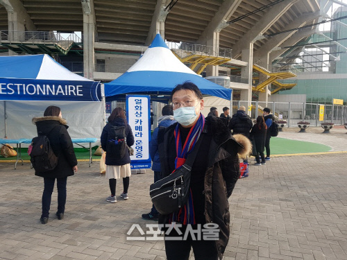 FC도쿄 팬인 와타나베 요시히데(56) 씨가 11일 울산문수경기장에서 열린 울산 현대와 아시아 챔피언스리그 조별리그 F조 1차전을 방문, 마스크를 착용한 채 본지 카메라를 바라보고 있다. 울산 | 김용일기자