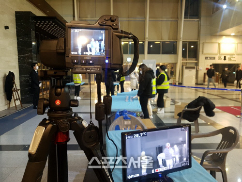 울산 현대와 FC도쿄의 아시아 챔피언스리그 조별리그 F조 1차전이 열린 11일 울산문수경기장에서 출입 게이트에 열감지기가 놓여 있다. 울산 | 김용일기자