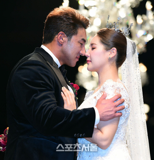 황철순과 지연아가 입맞춤을 하고 있다. 이주상기자 rainbow@sportsseoul.com