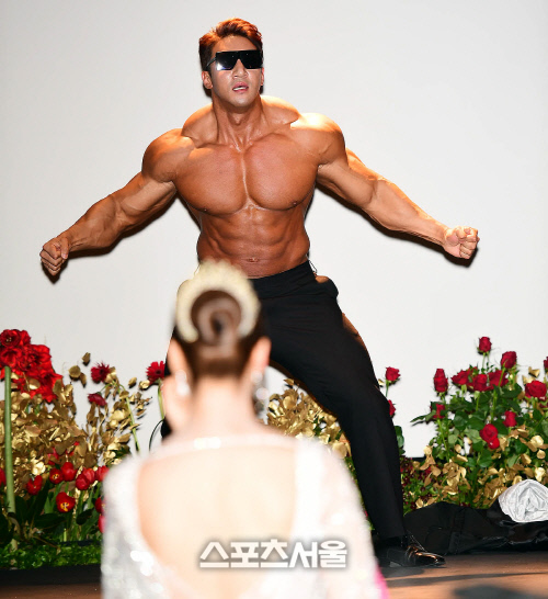 황철순과 지연아 앞에서 퍼포먼스를 펼치고 있다. 이주상기자 rainbow@sportsseoul.com