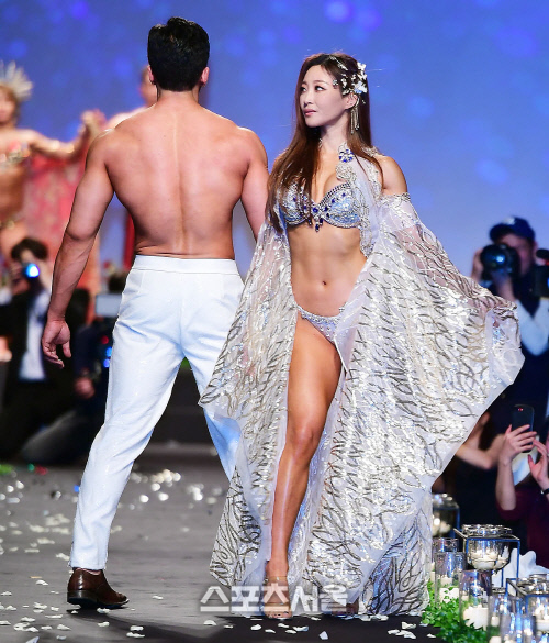 피트니스 모델들이 웨딩쇼에서 퍼포먼스를 펼치고 있다. 이주상기자 rainbow@sportsseoul.com