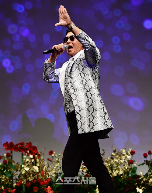 이정용이 웨딩쇼에서 퍼포먼스를 펼치고 있다. 이주상기자 rainbow@sportsseoul.com