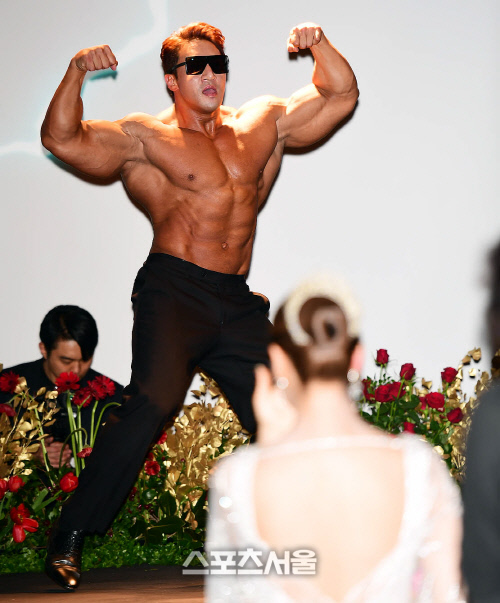 황철순과 지연아 앞에서 퍼포먼스를 펼치고 있다. 이주상기자 rainbow@sportsseoul.com