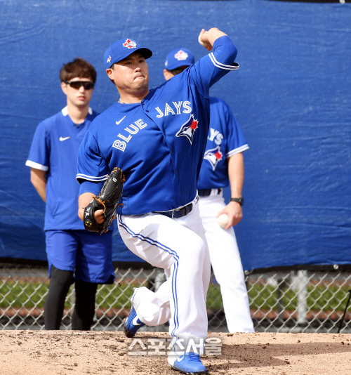 토론토 블루제이스 류현진이 14일(한국시간) 플로리다 더니든 바비 매틱 트레이닝 센터에서 열린 스프링캠프에 참가해 불펜 피칭을 하고 있다. 더니든(미 플로리다주) 최승섭기자 | thunder@sportsseoul.com