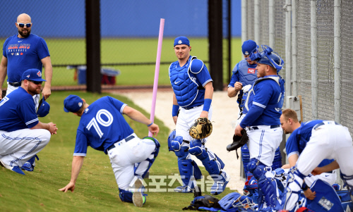최근 노출 사건으로 물의를 빚은 토론토 블루제이스 리즈 맥과이어가 14일(한국시간) 플로리다 더니든 바비 매틱 트레이닝 센터에서 열린 스프링캠프에 참가해 훈련 준비를 하고 있다. 더니든(미 플로리다주) 최승섭기자 | thunder@sportsseoul.com