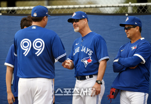 토론토 블루제이스 류현진이 14일(한국시간) 플로리다 더니든 바비 매틱 트레이닝 센터에서 열린 스프링캠프에서 불펜 피칭 후 피트 워커 투수코치(가운데), 칠리 몬토요 감독과 이야기를 나누고 있다. 더니든(미 플로리다주) 최승섭기자 | thunder@sportsseoul.com