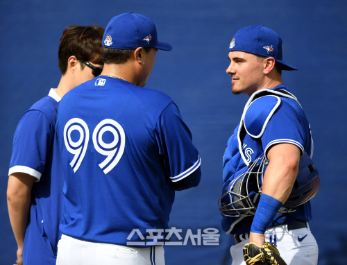 토론토 블루제이스 류현진이 14일(한국시간) 플로리다 더니든 바비 매틱 트레이닝 센터에서 열린 스프링캠프에서 불펜 피칭 전 포수 리즈 맥과이오와 이야기를 나누고 있다. 더니든(미 플로리다주) 최승섭기자 | thunder@sportsseoul.com