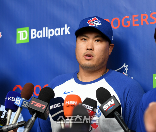 토론토 블루제이스 류현진이 14일(한국시간) 플로리다 더니든 TD 볼파크에서 기자들과 인터뷰를 하고 있다. 더니든(미 플로리다주) 최승섭기자 | thunder@sportsseoul.com