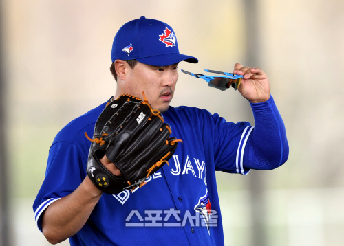 토론토 블루제이스 류현진이 15일(한국시간) 플로리다 더니든 바비 매틱 트레이닝 센터에서 열린 스프링캠프에 참가해 훈련 도중 선글라스를 살펴보고 있다. 더니든(미 플로리다주) 최승섭기자 | thunder@sportsseoul.com