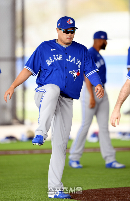 토론토 블루제이스 류현진이 15일(한국시간) 플로리다 더니든 바비 매틱 트레이닝 센터에서 열린 스프링캠프에 참가해 스트레칭을 하고 있다. 더니든(미 플로리다주) 최승섭기자 | thunder@sportsseoul.com
