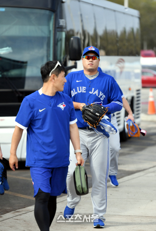 미국 메이저리그 토론토 블루제이스 류현진이 15일(한국시간) 버스에서 내려 플로리다 더니든 바비 매틱 트레이닝 센터에 들어서고 있다. 더니든(미 플로리다주) 최승섭기자 | thunder@sportsseoul.com