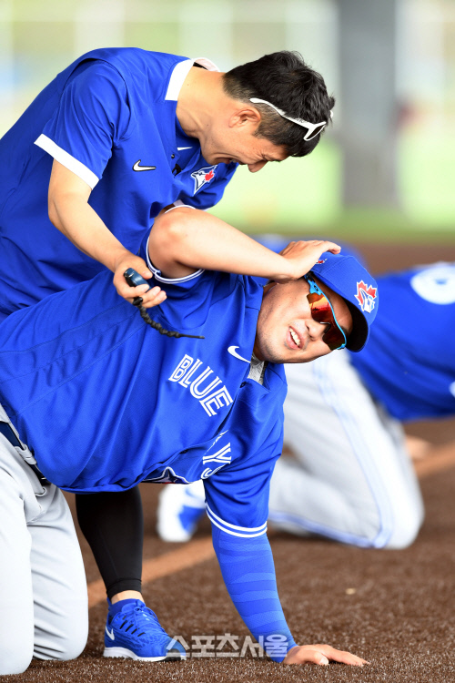 토론토 블루제이스 류현진이 15일(한국시간) 플로리다 더니든 바비 매틱 트레이닝 센터에서 열린 스프링캠프에 참가해 김병곤 트레이닝 코치의 도움을 받으며 스트레칭을 하고 있다. 더니든(미 플로리다주) 최승섭기자 | thunder@sportsseoul.com
