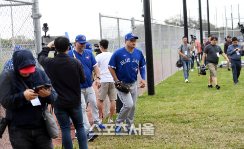 토론토 블루제이스 류현진이 15일(한국시간) 플로리다 더니든 바비 매틱 트레이닝 센터에서 열린 스프링캠프에 참가해 다음 훈련장으로 이동하고 있다. 더니든(미 플로리다주) 최승섭기자 | thunder@sportsseoul.com