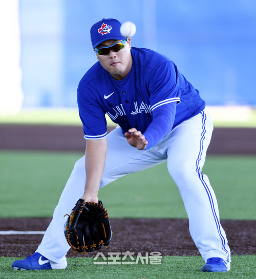 토론토 블루제이스 류현진이 플로리다 더니든 바비 매틱 트레이닝 센터에서 열린 스프링캠프에서 더블플레이 훈련을 하고 있다. 더니든(미 플로리다주) 최승섭기자 | thunder@sportsseoul.com