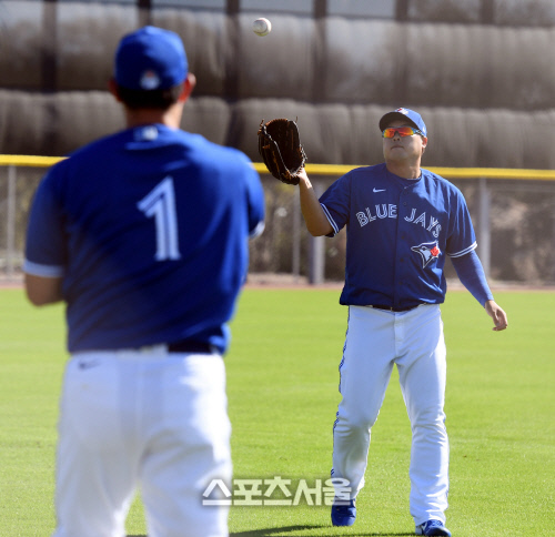 토론토 블루제이스 류현진이 16일(한국시간) 플로리다 더니든 바비 매틱 트레이닝 센터에서 열린 스프링캠프에 참가해 야마구치 슌과 캐치볼을 하고 있다. 더니든(미 플로리다주) 최승섭기자 | thunder@sportsseoul.com