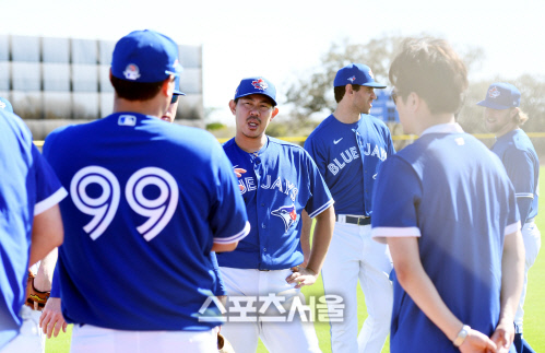 토론토 블루제이스 류현진이 16일(한국시간) 플로리다 더니든 바비 매틱 트레이닝 센터에서 열린 스프링캠프에서 일본 야마구치 슌과 롱토스 후 이야기를 나누고 있다. 더니든(미 플로리다주) 최승섭기자 | thunder@sportsseoul.com