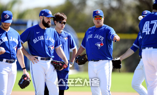 토론토 블루제이스 류현진이 16일(한국시간) 플로리다 더니든 바비 매틱 트레이닝 센터에서 열린 스프링캠프에서 더블플레이 훈련을 하고 있다. 더니든(미 플로리다주) 최승섭기자 | thunder@sportsseoul.com