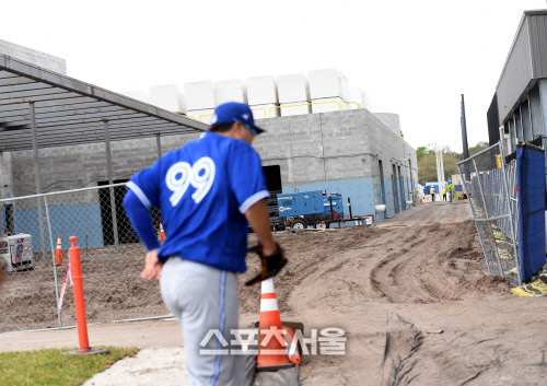 토론토 블루제이스 류현진이 15일(한국시간) 플로리다 더니든 바비 매틱 트레이닝 센터에서 열린 스프링캠프에 참가해 다음 훈련장소로 이동하고 있다. 더니든(미 플로리다주) 최승섭기자 | thunder@sportsseoul.com