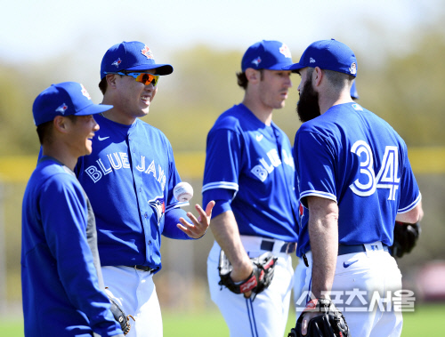 토론토 블루제이스 류현진이 16일(한국시간) 플로리다 더니든 바비 매틱 트레이닝 센터에서 열린 스프링캠프에서 매트 슈메이커와 이야기를 나누고 있다. 더니든(미 플로리다주) 최승섭기자 | thunder@sportsseoul.com