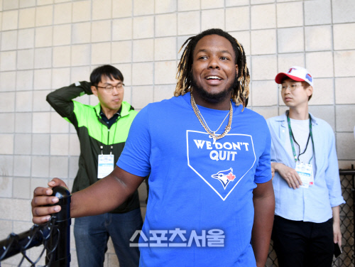 토론토 블루제이스 블라디미르 게레로 주니어. 플로리다 더니든 TD 볼파크에서 인터뷰 장소로 나오며 웃고 있다. 더니든(미 플로리다주) 최승섭기자 | thunder@sportsseoul.com