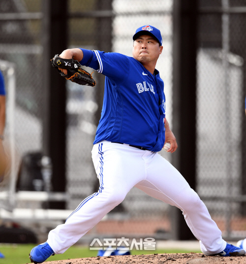 토론토 블루제이스 류현진이 14일(한국시간) 플로리다 더니든 바비 매틱 트레이닝 센터에서 열린 스프링캠프에 참가해 불펜 피칭을 하고 있다. 더니든(미 플로리다주) 최승섭기자 | thunder@sportsseoul.com