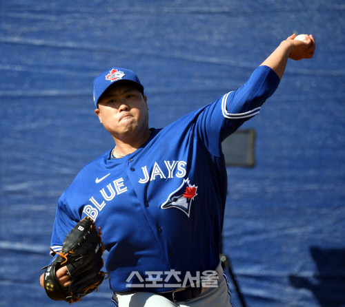 토론토 블루제이스 류현진이 17일(한국시간) 플로리다 더니든 바비 매틱 트레이닝 센터에서 열린 스프링캠프에 참가해 불펜 피칭을 하고 있다. 더니든(미 플로리다주) 최승섭기자 | thunder@sportsseoul.com
