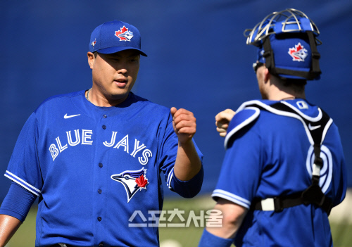 토론토 블루제이스 류현진이 17일(한국시간) 플로리다 더니든 바비 매틱 트레이닝 센터에서 열린 스프링캠프에 참가해 불펜 피칭 후 포수 대니 존슨과 하이파이브를 하고 있다. 더니든(미 플로리다주) 최승섭기자 | thunder@sportsseoul.com