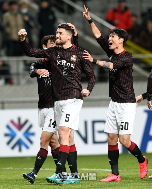 FC서울의 오스마르(왼쪽)가 28일 오후 서울월드컵경기장에서 열린 AFC 챔피언스리그 플레이오프 FC서울과 케다FA(말레이시아)의 경기에서 팀의 강력한 왼발 프리킥으로 세 번째 골을 넣은 뒤 박동진 등 동료들과 함께 기뻐하고 있다. 2020. 1. 28. 박진업기자 upandup@sportsseoul.com
