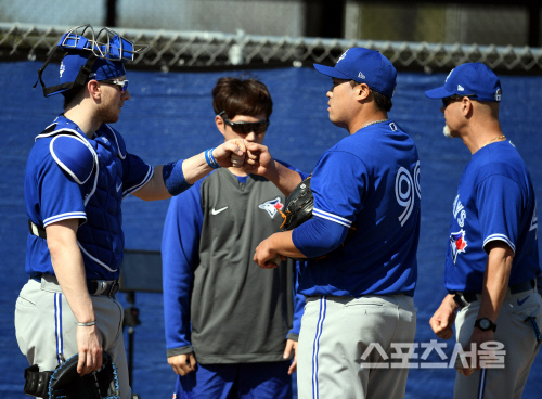 토론토 블루제이스 류현진이 17일(한국시간) 플로리다 더니든 바비 매틱 트레이닝 센터에서 열린 스프링캠프에 참가해 불펜 피칭 후 포수 대니 젠슨과 하이파이브를 하고 있다. 2020. 2.17.더니든(미 플로리다주) 최승섭기자 | thunder@sportsseoul.com