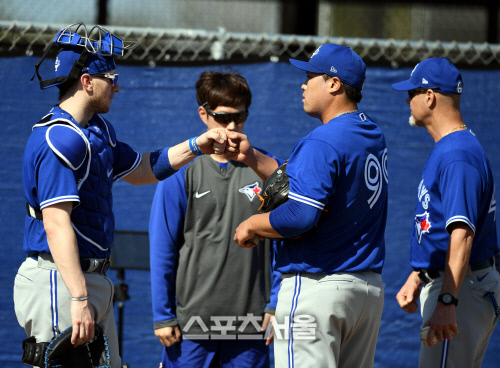 토론토 블루제이스 류현진이 17일(한국시간) 플로리다 더니든 바비 매틱 트레이닝 센터에서 열린 스프링캠프에 참가해 불펜 피칭 후 포수 대니 존슨과 하이파이브를 하고 있다. 2020. 2.17.더니든(미 플로리다주) 최승섭기자 | thunder@sportsseoul.com