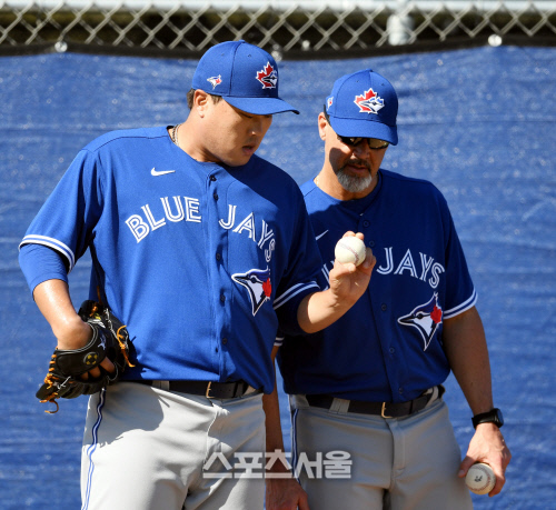 토론토 블루제이스 류현진이 17일(한국시간) 플로리다 더니든 바비 매틱 트레이닝 센터에서 열린 스프링캠프에 참가해 불펜피칭 도중 피트 워커 투수코치와 그립에 대해 이야기를 하고 있다. 더니든(미 플로리다주) 최승섭기자 | thunder@sportsseoul.com