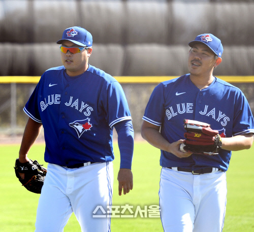 토론토 블루제이스 류현진이 16일(한국시간) 플로리다 더니든 바비 매틱 트레이닝 센터에서 열린 스프링캠프에서 일본 야마구치 슌과 롱토스 후 이야기를 나누고 있다. 더니든(미 플로리다주) 최승섭기자 | thunder@sportsseoul.com