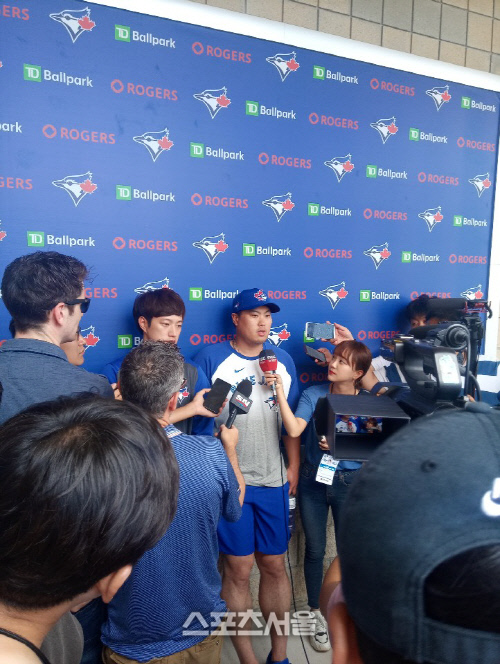 류현진이 20일(한국시간) 첫 라이브피칭을 마치고 취재진에 소감을 밝히고 있다. 더니든 | 스포츠서울 이웅희기자