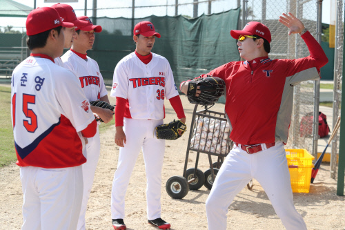 양현종(오른쪽)이 후배들에게 볼을 던지는 요령을 알려주고 있다. 사진제공 | KIA 타이거즈