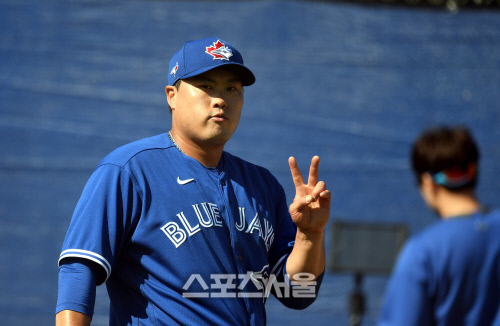 토론토 블루제이스 류현진이 17일(한국시간) 플로리다 더니든 바비 매틱 트레이닝 센터에서 열린 스프링캠프에 참가해 불펜 피칭 중 그립체크 하겠다는 사인을 보내고 있다. 더니든(미 플로리다주) 최승섭기자 | thunder@sportsseoul.com