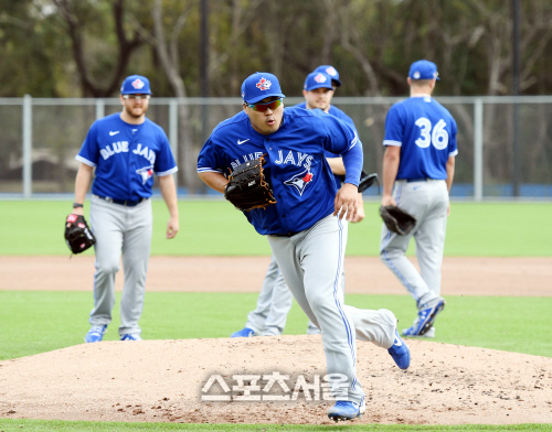 토론토 블루제이스 류현진이 15일(한국시간) 플로리다 더니든 바비 매틱 트레이닝 센터에서 열린 스프링캠프에 참가해 투수앞 땅볼 훈련을 하고 있다. 더니든(미 플로리다주) 최승섭기자 | thunder@sportsseoul.com