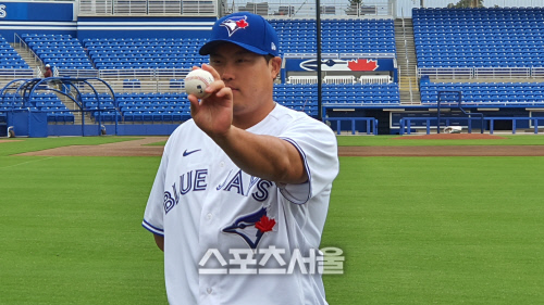 토론토 류현진이 22일(한국시간) 미국 플로리다주 더니든 TD파크에서 프로필 촬영을 하고 있다. 더니든 | 스포츠서울 이웅희기자