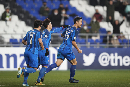 울산 현대가 FC도쿄와 아시아 챔피언스리그 조별리그 1차전에서 후반 동점골을 터뜨린 뒤 기뻐하고 있다. 제공 | 한국프로축구연맹